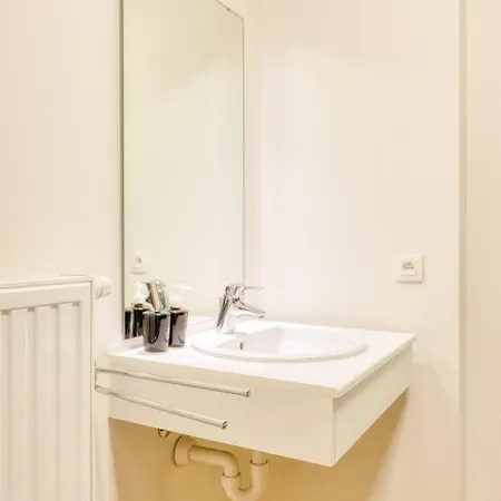 Charming 1-br Retreat With Coastal View Διαμέρισμα